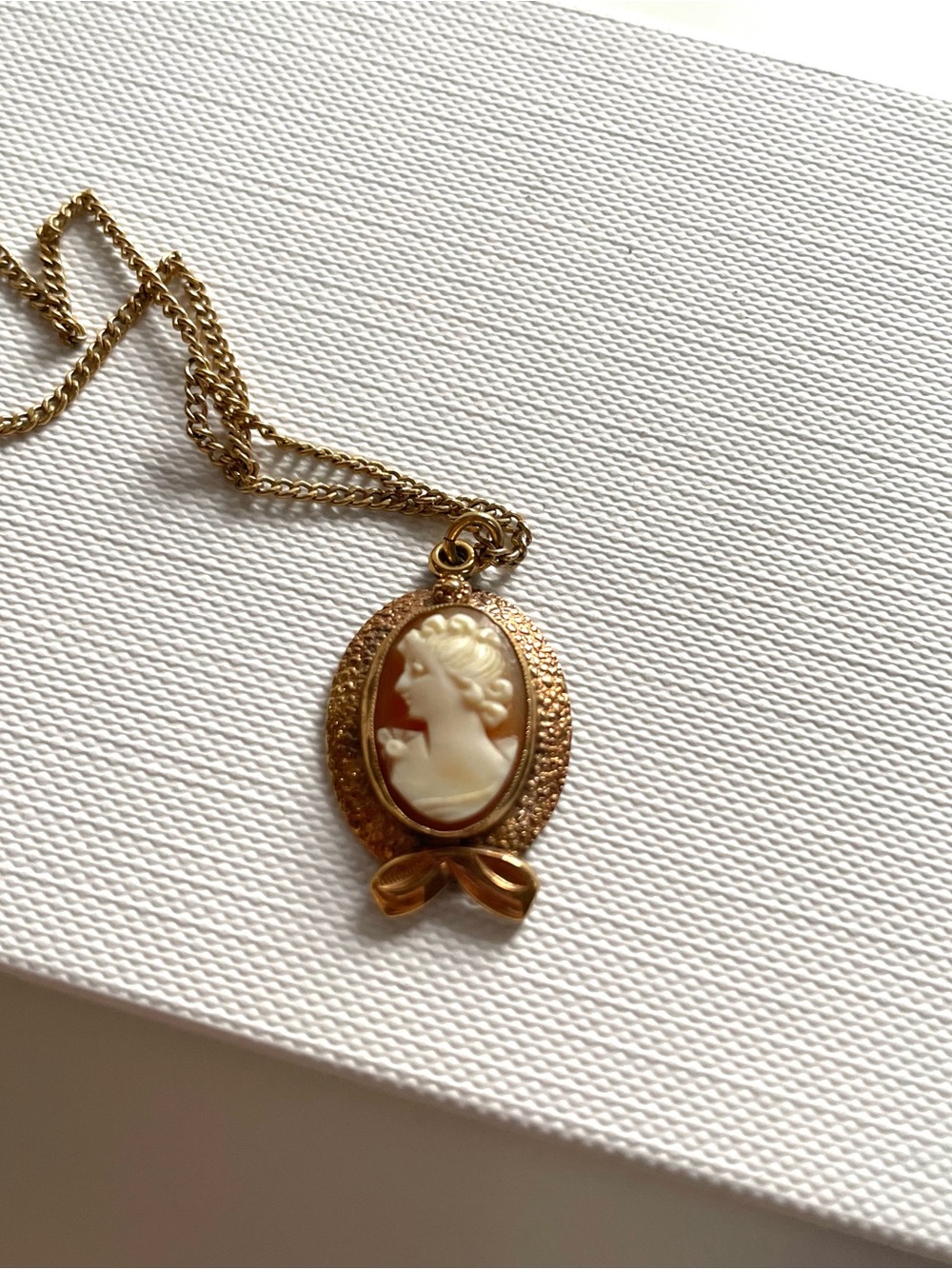 Gold Cameo Pendant Necklace - Elegant Women's Jewelry - Picture 2 of 4